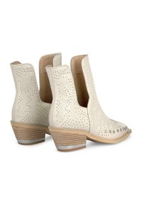 Weiße Knöchelstiefel mit Ausschnitt-Design, spitzem Schuhförmchen und dekorativen Nähten. Sie verfügen über einen gestapelten Holzabsatz mit silbernen Akzenten.
