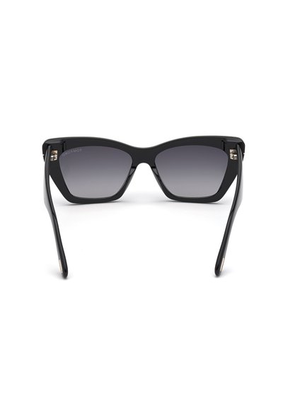 Gafas de sol negras en forma de ojo de gato con lentes oscuros degradados, montura de plástico brillante y sutiles acentos metálicos en las patillas.