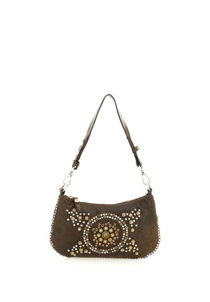 Borsa a tracolla in pelle marrone, decorata sul davanti con borchie dorate e argentate a forma di cerchio e di fiore.