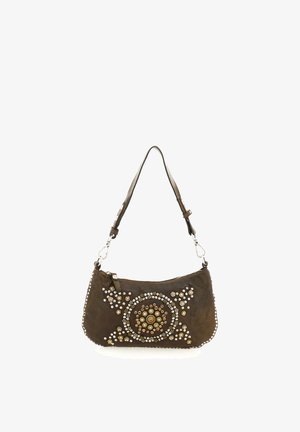 Borsa a tracolla in pelle marrone, decorata sul davanti con borchie dorate e argentate a forma di cerchio e di fiore.