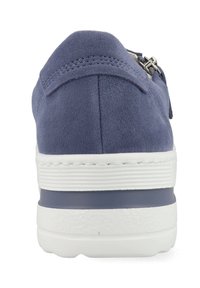 Blauwe suède sneakers met een witte rubberen zool. Voorzien van een rits aan één kant en een gestructureerde achterkant. Rondvorm met een subtiel kleurcontrast.