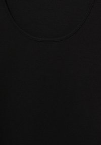 Schwarzes, geripptes Tanktop mit rundem Ausschnitt und strukturiertem Stoff. Das Design ist schlicht und figurnah, ohne zusätzliche Muster oder Akzente.
