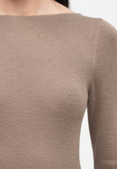 Brūns ribots garām piedurknēm tops ar plašu kakla izgriezumu, izgatavots no mīkstas, struktūras auduma. Pieguļošs siluets, kas akcentē ķermeņa formu.