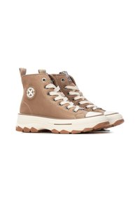 Sneakers alte in suede marrone con lacci bianchi, accentuati da un patch con logo e suola in gomma testurizzata. Presentano una punta rotonda e suola a contrasto.