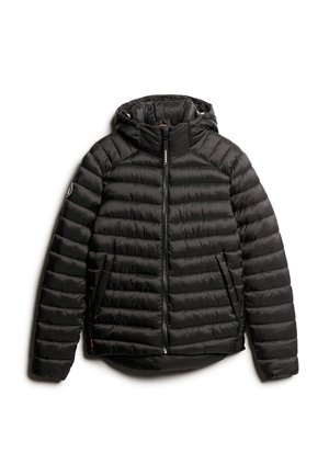 Giacca a vento nera con cappuccio, caratterizzata da un design trapuntato, zip anteriore e tasche laterali. Realizzata in materiale leggero.