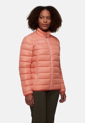 Leichte, gefütterte Pufferjacke in sanftem Korallenfarbe, mit hohem Kragen, Frontreißverschluss und zwei seitlichen Taschen.