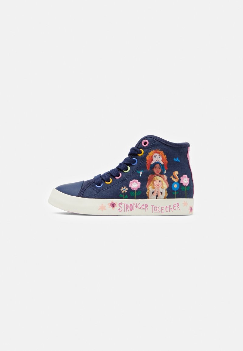 Basket montante bleu marine avec lacets colorés, illustrations de trois filles, fleurs, et texte « Stronger Together » sur la semelle blanche.