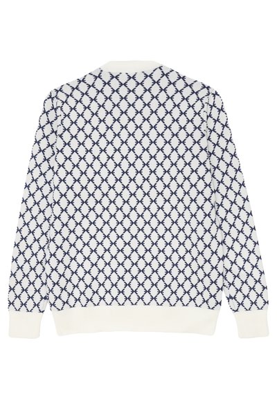 Maglione lavorato a maglia bianco con motivo a rombi incrociati blu navy, polsini, orlo e colletto a costine, mostrato disteso a piatto dal retro.