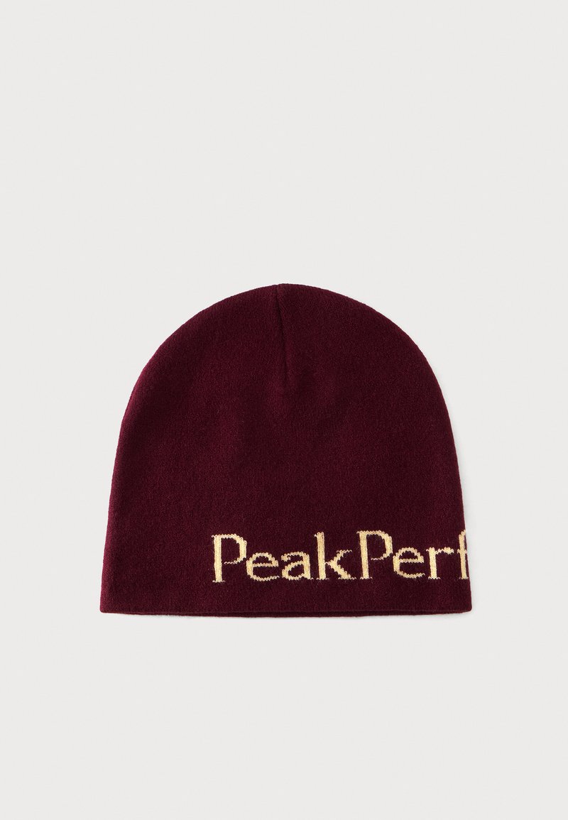 Μπορντό σκουφάκι beanie με μερικό κίτρινο κείμενο "PeakPerf" μπροστά, εμφανισμένο σε απλό ανοιχτό γκρι φόντο.
