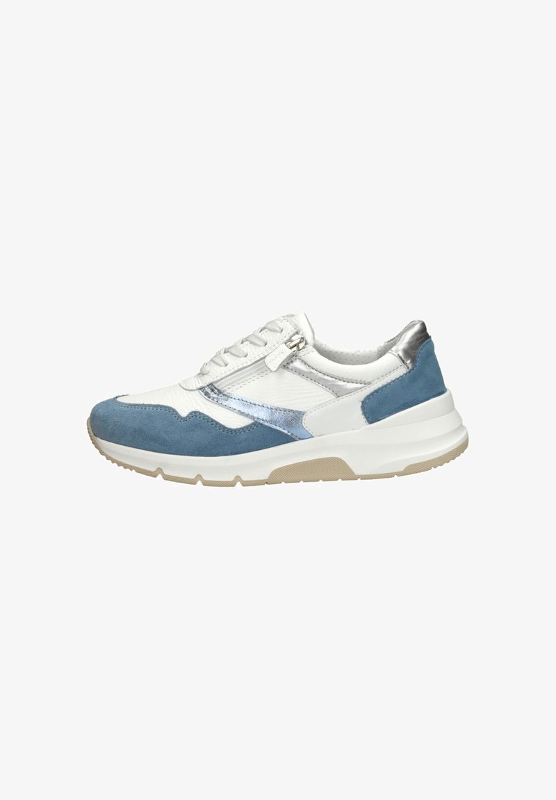Witte en blauwe sneaker van leer en suède, met een metalen zilverkleurig accent, vetersluiting en een dikke rubberen zool.