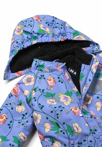 Chaqueta azul ligera con patrones de flores y pájaros, con un forro interior negro suave y una capucha, asegurada con una cremallera y botones a presión.