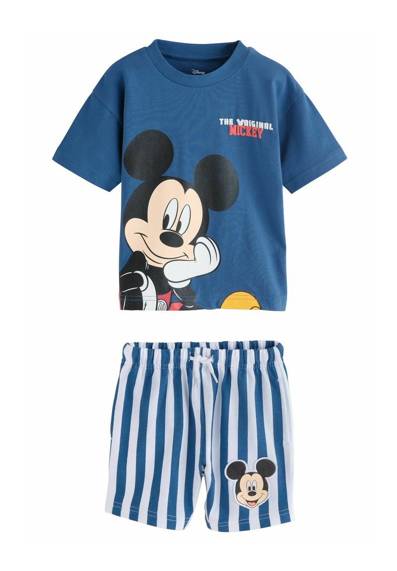 Blå bomulds T-shirt med et stort Mickey Mouse grafik og slogan, parret med hvid- og blåstribede shorts med et lille Mickey ikon.