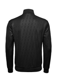 Chaqueta negra con un patrón texturizado en la parte posterior, puños y dobladillo acanalados, cuello alto y cierre de cremallera.