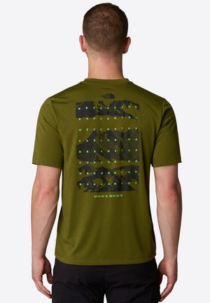 Camiseta de manga corta verde oliva con un diseño gráfico en negro y verde con texto y coordenadas en la parte posterior. Tejido suave y ligero.
