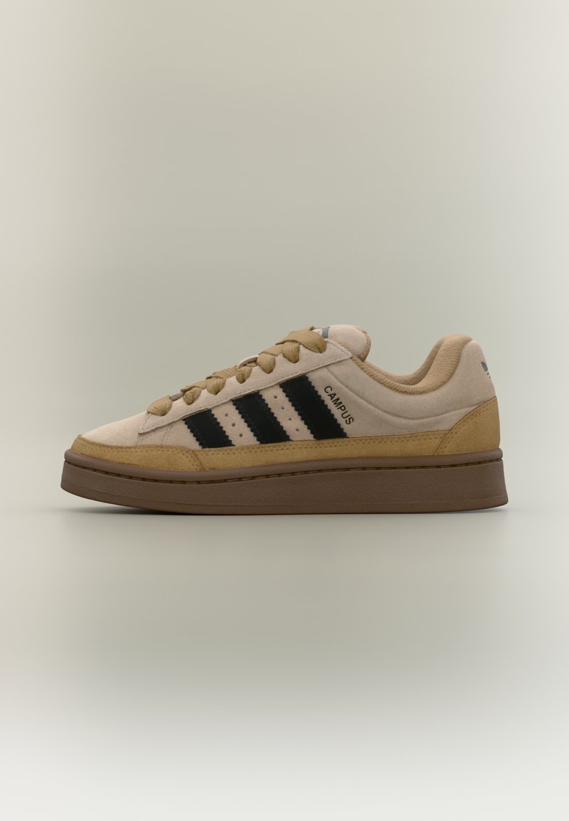 Beige suède sneaker met zwarte drie strepen, tan accenten en een dikke bruine rubberen zool. Vetersluiting met "CAMPUS" branding aan de zijkant.