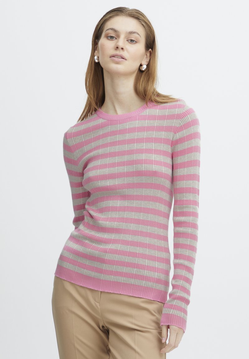 Ribbade långärmade tröja i rosa och ljusgrå ränder. Har en rund halsringning och en figurnära design med en mjuk textur.