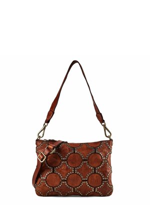 Sac à main en cuir marron avec des motifs circulaires décorés de clous en métal et une bandoulière réglable avec fermoirs métalliques.