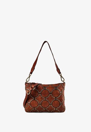 Sac à main en cuir marron avec des motifs circulaires décorés de clous en métal et une bandoulière réglable avec fermoirs métalliques.