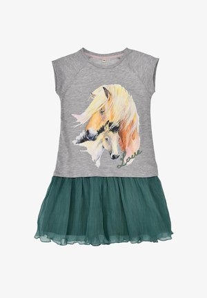 Mädchenkleid mit grauem Oberteil, das zwei Pferde und den Schriftzug "Love" zeigt, kombiniert mit einem grünen, plissierten Rock.