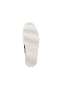 Suela de zapato con una parte inferior de goma blanca texturizada, que presenta surcos horizontales y un logotipo, rodeada de un material superior oscuro y tejido.