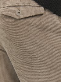 Pantaloni in corduroy kaki con righe verticali, una tasca posteriore con chiusura a bottone e una superficie texturizzata.