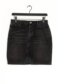 Schwarzer Jeansrock, der an einem Kleiderbügel präsentiert wird, mit einem Fünf-Taschen-Design, Knopfverschluss vorne und geradem Schnitt mit subtiler Ausbleichung.