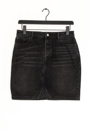 Gonna di jeans nera esposta su una gruccia, con un design a cinque tasche, chiusura anteriore con bottone e taglio dritto con lievi sfumature.