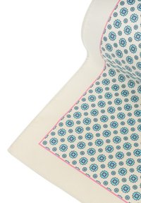 Jedwabny szalik o kremowej bazie z powtarzającym się niebieskim wzorem kwiatowym, otoczony różową ramką. Gładka faktura i elegancki design.