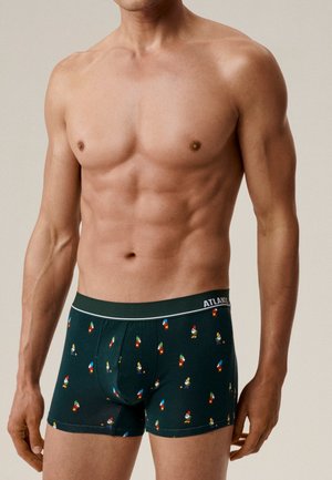 Zielone bokserki bawełniane z kolorowym wzorem krasnala, elastyczny pas oznaczony napisem „ATLANTIC”, dopasowany krój i gładka tekstura.