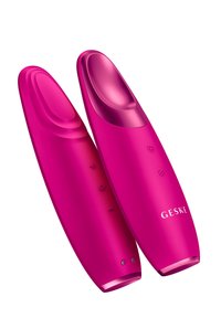 To ergonomiske enheder i pink med afrundede kanter, der har kontrolknapper og en skinnende accent på toppen, mærket "GESKE."