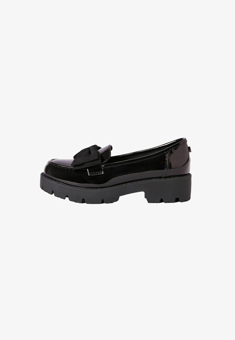 Mocasin din piele lacuita neagra, cu accent de fundita, talpa groasa neagra si detalii de cusut. Textura neteda cu finisaj lucios.