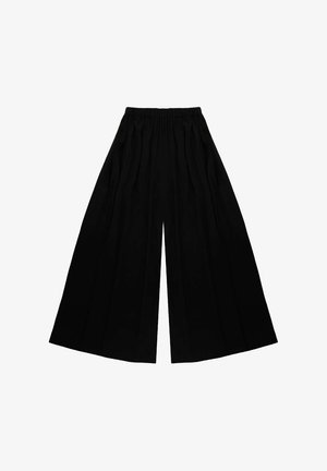 Czarne spodnie o szerokich nogawkach z teksturowanym wykończeniem, z elastycznym paskiem w talii i głębokimi pliskami, zapewniającymi luźny krój.
