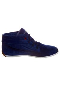 Navy niebieskie zamszowe sneakersy typu high-top o gładkiej fakturze, z zapięciem na sznurówki, czerwonymi oczkami oraz kontrastującą białą gumową podeszwą.