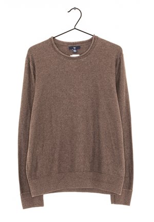 Brązowy sweter z długim rękawem i okrągłym dekoltem, wiszący na czarnym wieszaku, wykonany z miękkiej dzianiny, z prążkowanymi mankietami i obszyciem.