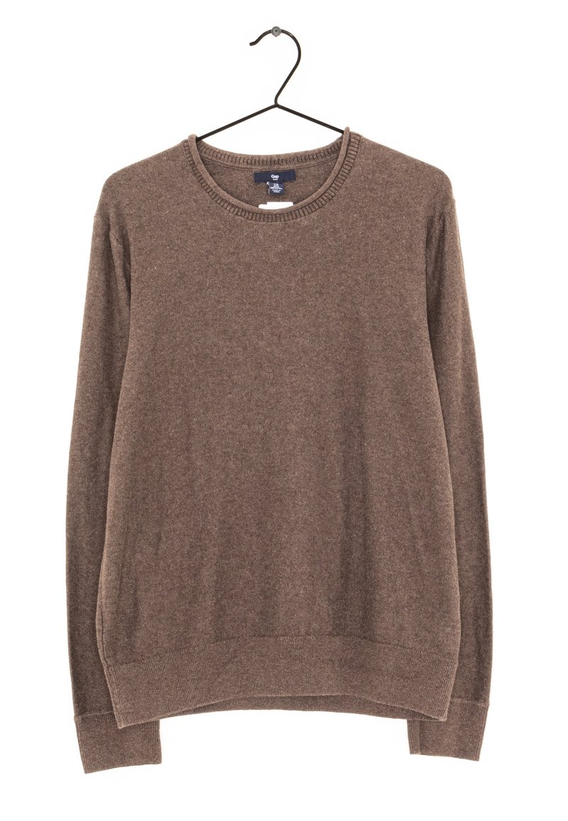 Pull marron à manches longues avec col ras du cou, suspendu sur un cintre noir, en tissu tricoté doux, avec des poignets et un ourlet côtelés.