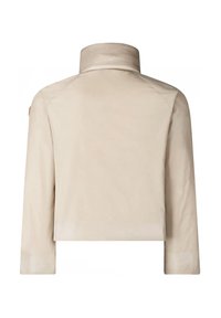 Giacca beige, cropped, con collo a panda, maniche lunghe e texture liscia, leggermente lucida. Presenta cuciture visibili e una patch con logo.