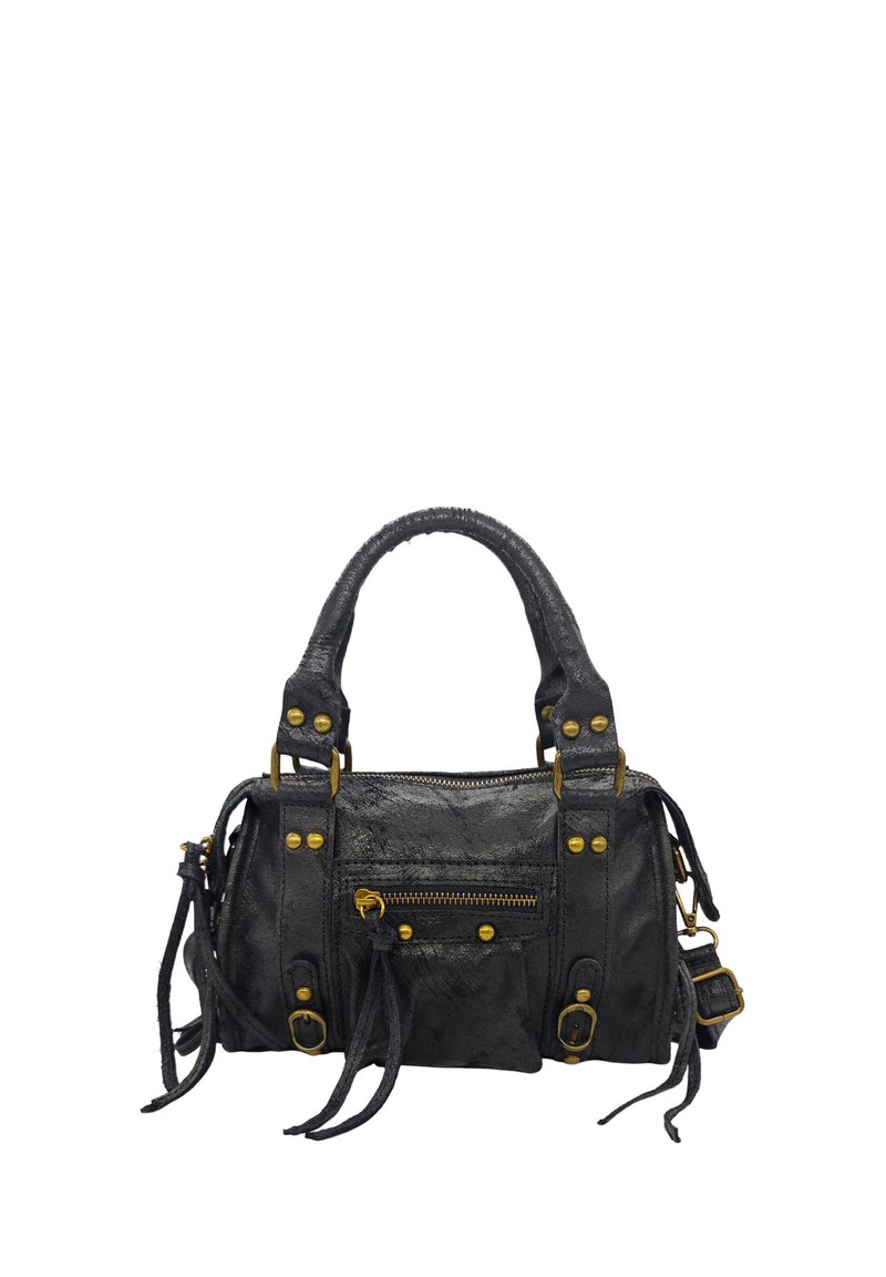 Sac à main en simili cuir noir avec double anse supérieure, quincaillerie dorée, poche zippée à l'avant et longue bandoulière. Présente des franges décoratives.