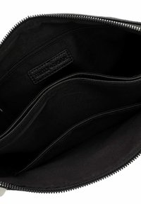 Schwarzes Reißverschlusstäschchen mit drei Fächern, ausgestattet mit einem glatten Innenfutter und einem strukturierten Etikett. Strapazierfähige Reißverschlussbeschläge sind enthalten.