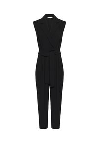 Un jumpsuit noir sans manches avec un col à revers, une taille ceinturée, des jambes fuselées et une texture de tissu lisse. Aucun motif ou matériel visible.
