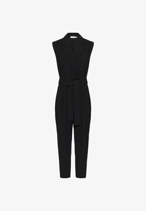 Un jumpsuit noir sans manches avec un col à revers, une taille ceinturée, des jambes fuselées et une texture de tissu lisse. Aucun motif ou matériel visible.