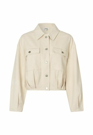 Giacca corta beige con maniche lunghe, colletto a punta, chiusura frontale con bottoni e due tasche sul petto con pattina e bottoni.