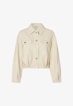 Giacca corta beige con maniche lunghe, colletto a punta, chiusura frontale con bottoni e due tasche sul petto con pattina e bottoni.