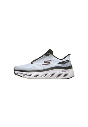 Zapatilla deportiva blanca y negra con parte superior de malla, suela gruesa ventilada y logotipo en el lateral y el talón.