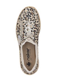 Sneaker con stampa leopardata, upper in tela, accenti beige, lacci bianchi e zip laterale. La soletta presenta un marchio anti-stress.