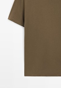 Brun bomuld t-shirt med klassisk rund halsudskæring og korte ærmer, med en glat tekstur uden synlige mønstre eller detaljer.