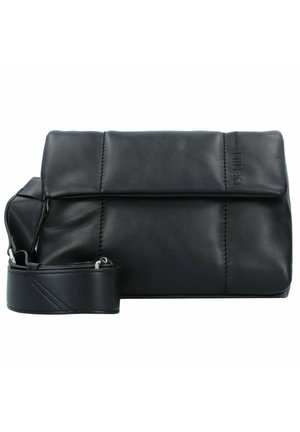 Sacoche en cuir noir de forme rectangulaire, dotée d'un rabat plié, de détails de couture subtils et d'une bandoulière réglable.