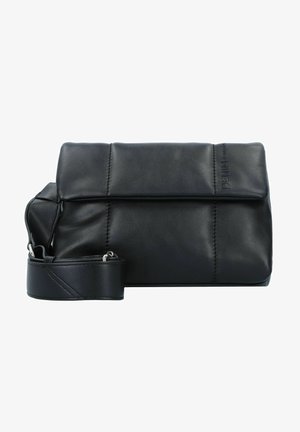 Schwarze Leder-Schultertasche in rechteckiger Form mit umgeklapptem Deckel, dezenten Nähdetails und einem verstellbaren Tragegurt.