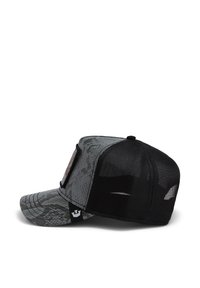 Grau gemusterte Baseballkappe mit Schlangendesign, schwarzer Netzrücken, gebogenem Schirm und einem rechteckigen Patch auf der Vorderseite mit Logodetails.