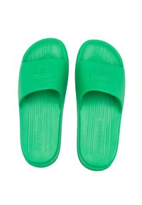 Gröna plasttofflor med bred rem, texturerad innersula och präglad logotyp. Har vertikala linjer för grepp och komfort.