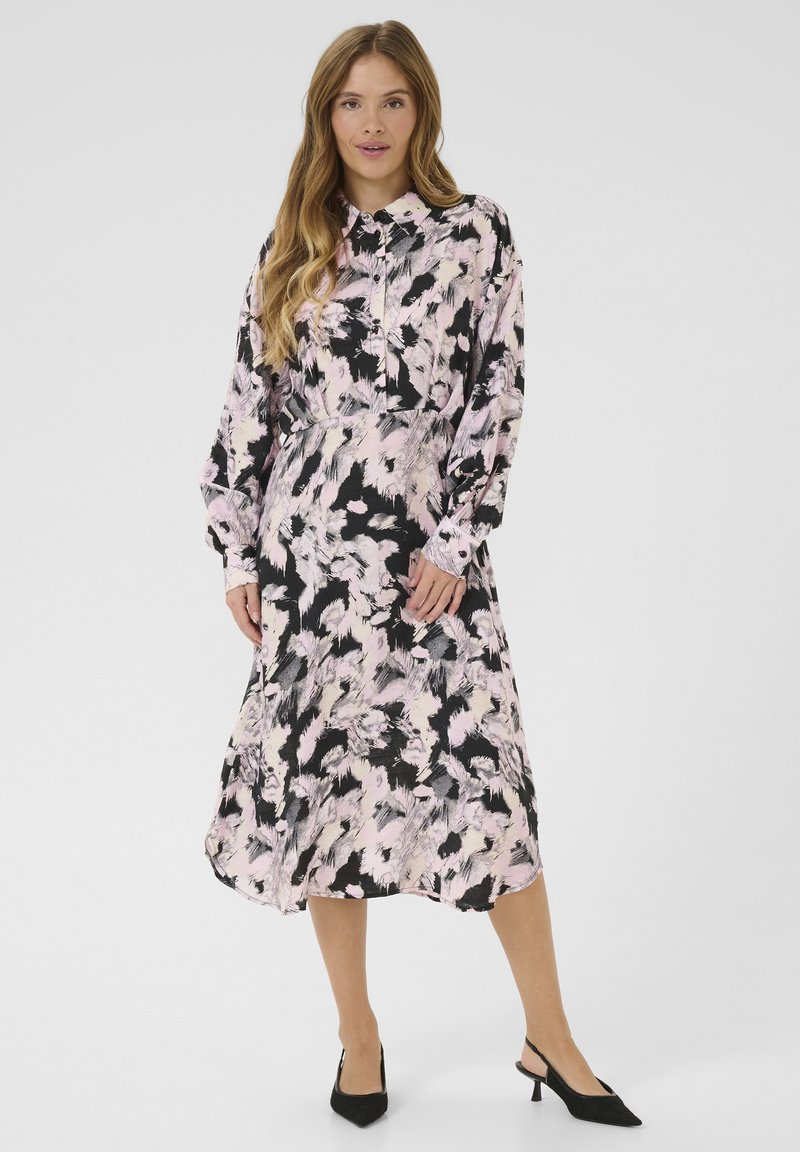Pika-sleeve must Kleid, mille roosa ja valge abstraktse mustriga, krae disainiga ja kitsas siluett, millele on lisatud mustad kontsad.